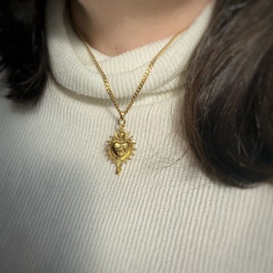 大きな金メッキのハート型バラの葉の花のペンダント。長さをカスタマイズできるカーブチェーン付きまたはなし。