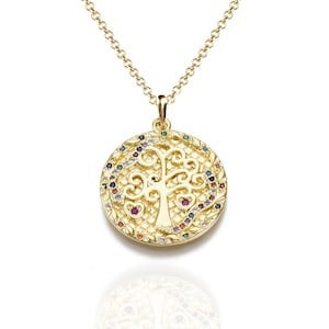 Könnte beinhalten: Eine goldene Halskette mit einem runden Anhänger, der ein detailliertes Lebensbaum-Design zeigt. Der Anhänger ist mit bunten Edelsteinen verziert.