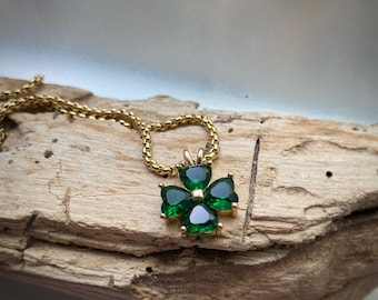 Vierblättriges Kleeblatt mit Zirkon Smaragd Anhänger Halskette mit grünem Edelstein an kundenspezifischen Längen