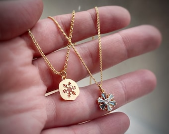 Schneeflocken Charm Anhänger Halskette, Vergoldet, mit kundenspezifischer Kettenlänge Optionen oder nur Anhänger, Frozen Vibe, Blaue Edelsteine, in einer Geschenktasche aus Samt.