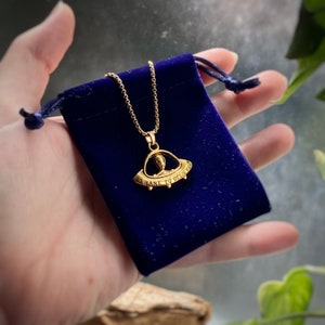 Collier avec pendentif Alien Spaceship Believe avec placage en or 18 carats longue durée, chaîne au choix + longueur - breloque uniquement ou chaîne vénitienne ou gourmette