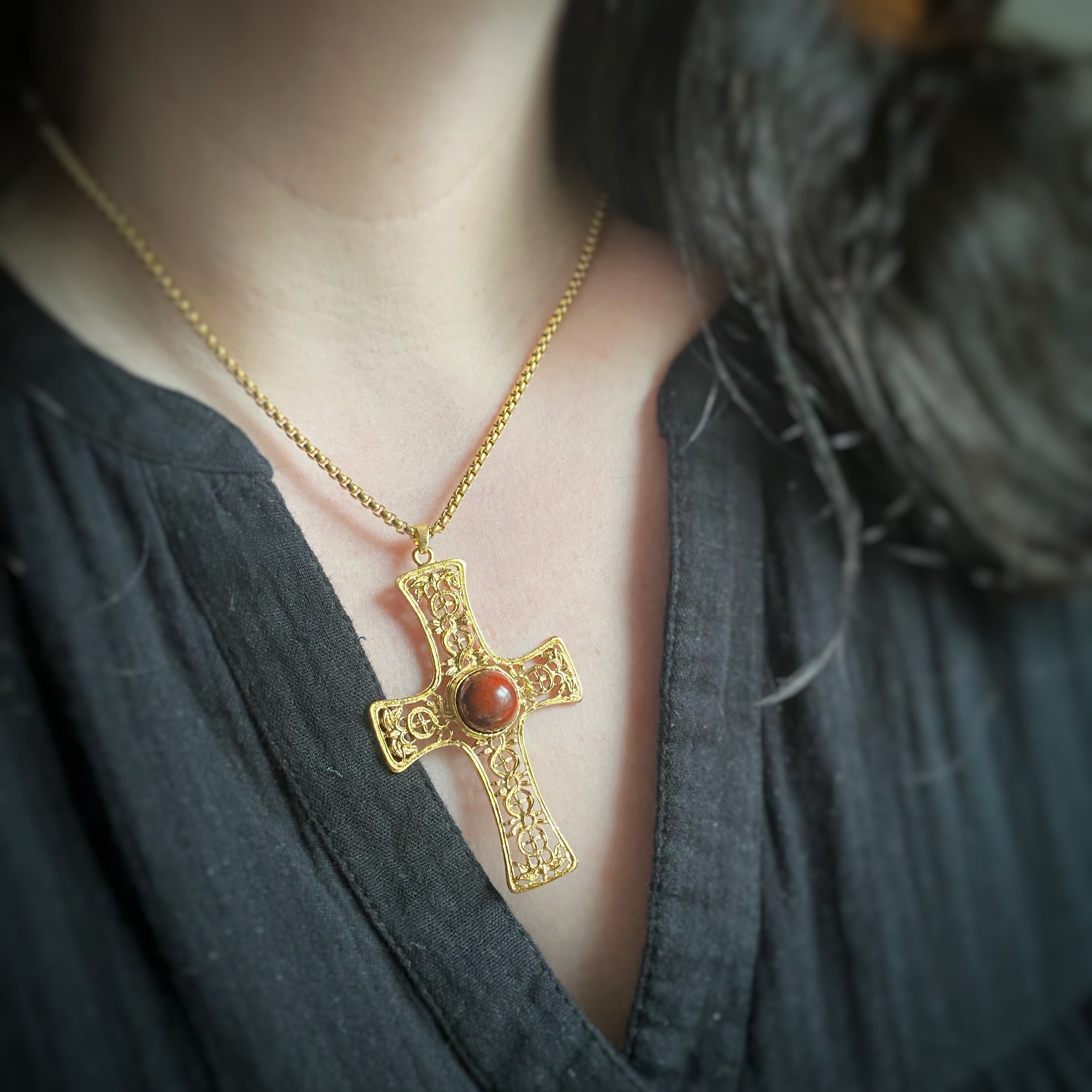 THE FAINT HEARTED(ザフェイントハーテッド) XL Crossネックレス Large Gold Fillagree Style Cross W/ Red Stone, With or