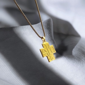 El collar con colgante de cruz Chi-Rho con dije Alfa Omega viene con o sin opciones de cadena, baño de oro o rodio de larga duración