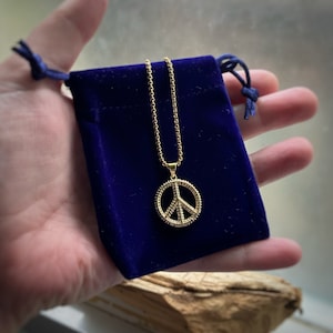 Gold Peace Zeichen Charm Halskette mit Zirkonia auf Wunschlänge Venezianer oder Panzerkette. Friede auf Erden!