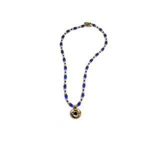 Lapis Lazuli Royal Blue Halskette mit Perlen Details - Gold Anhänger mit blauem Edelstein und floralen Details - Mittelalterlich, Tudor, Reign inspiriert