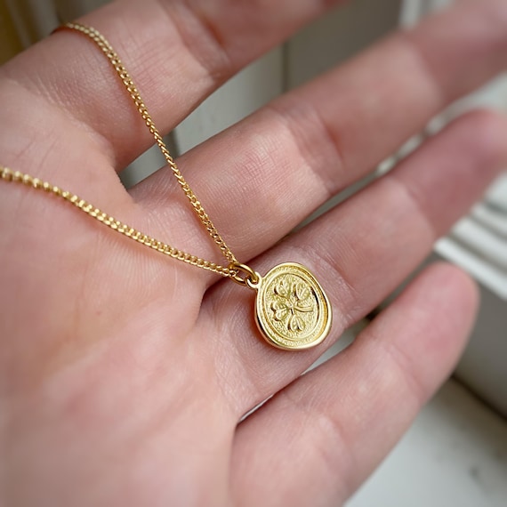 4つ葉のクローバーの金貨の幸運のチャームネックレス。長持ちする18 