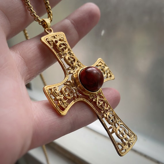 THE FAINT HEARTED(ザフェイントハーテッド) XL Crossネックレス Large Gold Fillagree Style Cross W/ Red Stone, With or