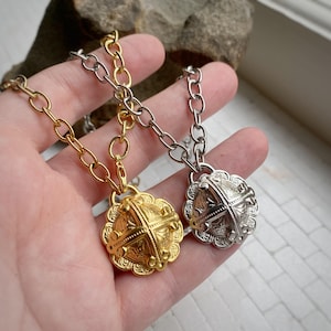Medeltida korsmedaljong i guld- eller silverhänge med hänge på kabelkedja i speciallängd, eller endast medaljong tillgängligt. DM för + kedjor