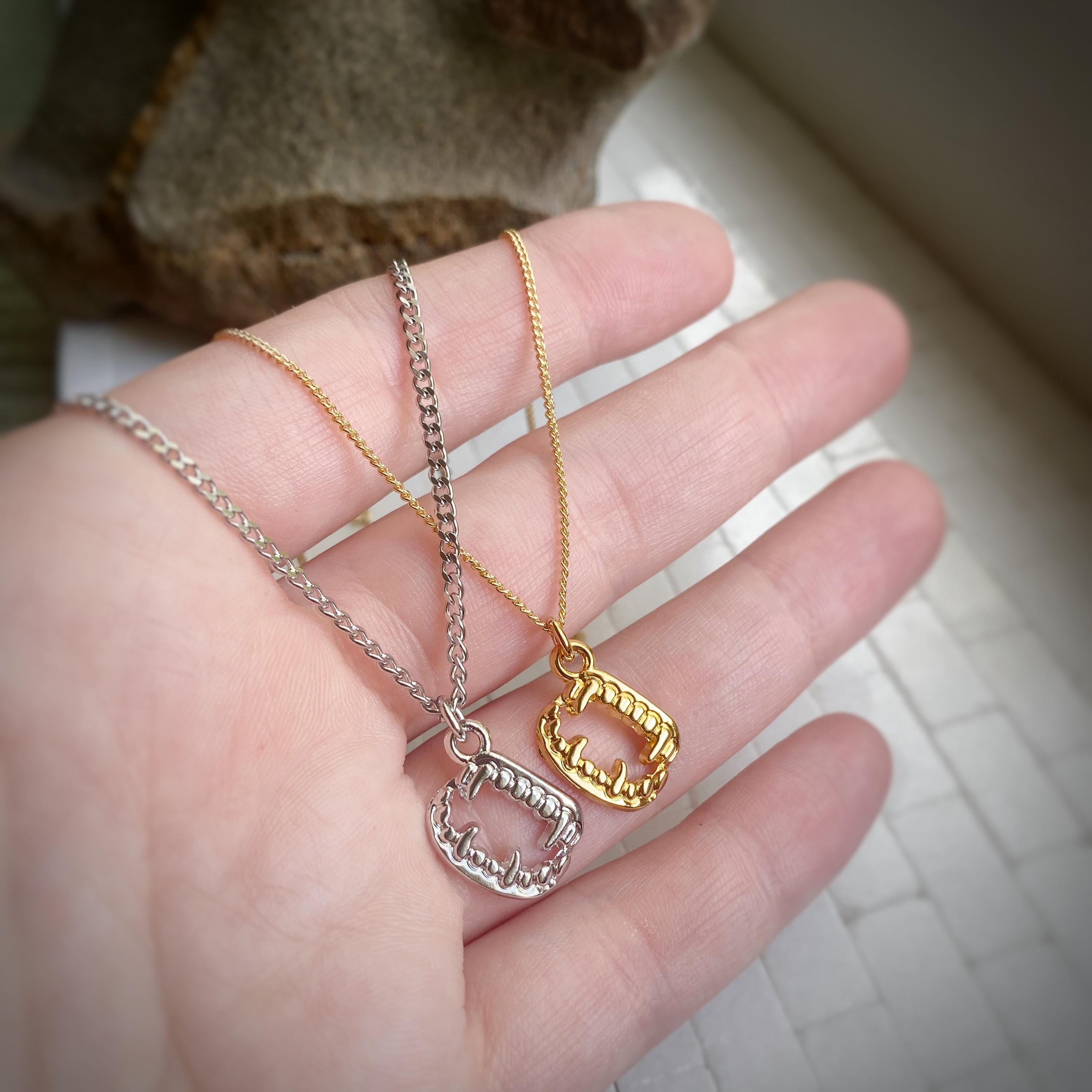 VAMPSブレスレット、ネックレス Vampire Fangs Charm or Pendant Necklace Avail in Gold or Rhodium