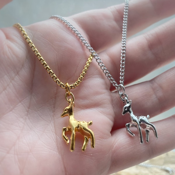 Colar com pingente de cervo bebê banhado a ouro ou ródio, com opções de corrente de comprimento personalizado ou apenas o pingente, acompanha saquinho de veludo para presente. Bambi!