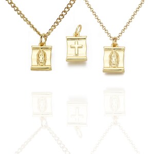 Peut inclure: Trois colliers en or avec pendentifs. Un pendentif représente une croix, un autre la Vierge Marie et le troisième la Vierge Marie. Les colliers sont sur un fond blanc.