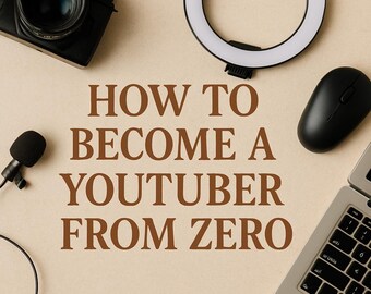 Puede incluir: Vista cenital de una configuración de creación de contenido. Incluye una cámara negra, un aro de luz, un micrófono, un ratón de ordenador y un portátil. El texto "HOW TO BECOME A YOUTUBER FROM ZERO" está en el centro de la imagen.