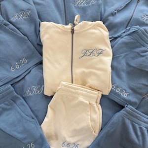 Conjunto de sudadera con capucha y cremallera bordada y shorts, atuendo para damas de honor preparándose