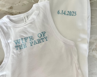 Könnte beinhalten: Weißes Tanktop und Jogginghosen-Set. Das Tanktop hat den gestickten Text "WIFE OF THE PARTY" in Türkis. Die Jogginghose hat das gestickte Datum "6.14.2025" in Türkis. Das Set ist aus weichem Material.
