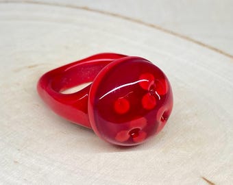 Anel artesanal em vidro vermelho - Anel marcante com flor em vidro soprado