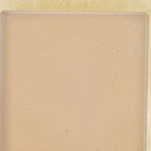 Peut inclure: Un carrelage rectangulaire de couleur beige clair et texturé. Le carrelage a une finition lisse et légèrement brillante.