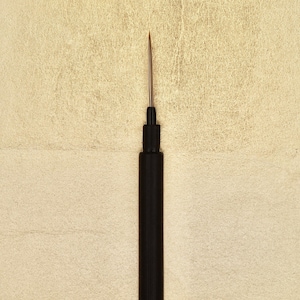 Peut inclure: Un stylo eyeliner noir avec une pointe fine.