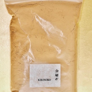 Może przedstawiać: Przezroczysty plastikowy woreczek wypełniony jasnobrązowym proszkiem. Woreczek ma etykietę z napisem "KIRINOKO" i "金粉  き" w języku japońskim.