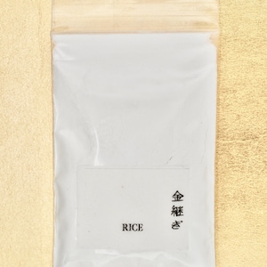 Peut inclure: Un sac en plastique refermable blanc contenant du riz blanc. Le sac porte une étiquette avec le texte "RICE" et les caractères japonais "金精米" (Kin Seimai).