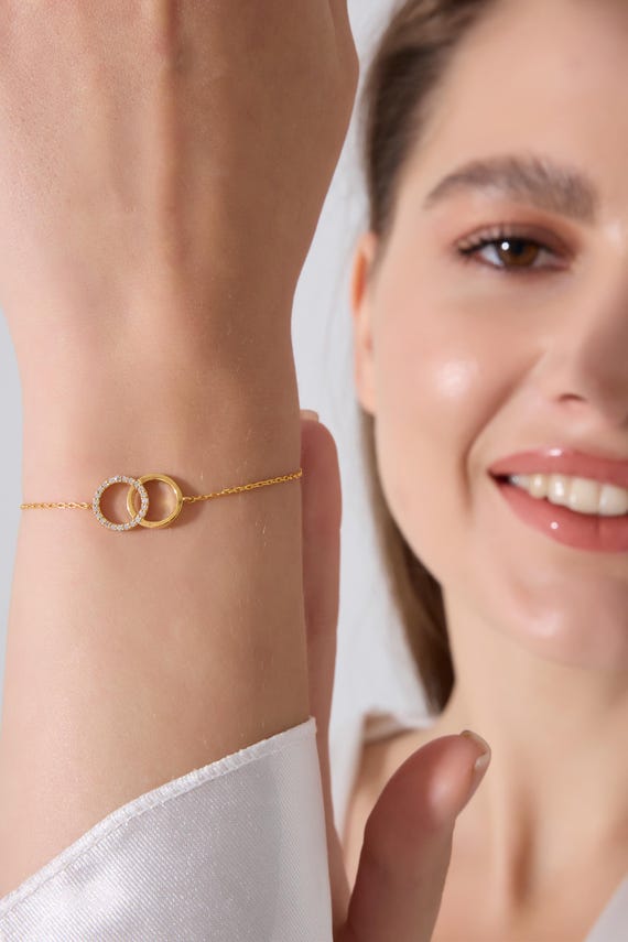 14K Gold Interlocking Circle Bracelet: Diamond Family Love Knot