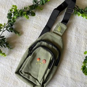 Handgeborduurde crossbodytas met bloemen: verstelbare riem, lichtgewicht