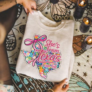 Sudadera "She's From Texas", jersey de cuello redondo estilo vaquera sureña, camiseta con estampado de música western, merchandising para amantes de la música, suéter retro de chica texana