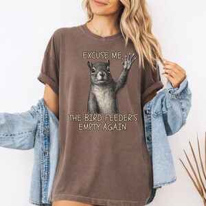 Funny Squirrel Shirt for Bird Lovers, Bird Feeders Empty Again Tee, Hummingbirds Feeder Gift, Bird Feeder T shirt, Retro Squirrel T-shirt immagine 6