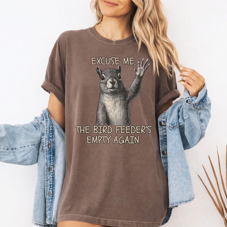 Funny Squirrel Shirt for Bird Lovers, Bird Feeders Empty Again Tee, Hummingbirds Feeder Gift, Bird Feeder T shirt, Retro Squirrel T-shirt immagine 6