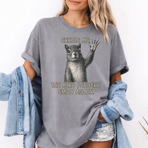 Funny Squirrel Shirt for Bird Lovers, Bird Feeders Empty Again Tee, Hummingbirds Feeder Gift, Bird Feeder T shirt, Retro Squirrel T-shirt immagine 4