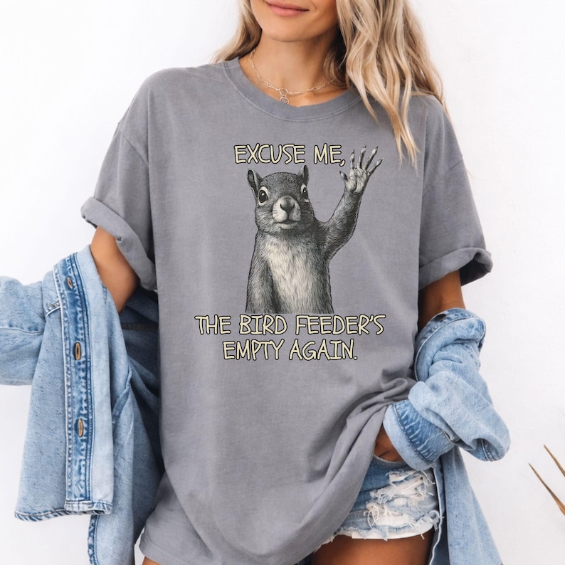 Funny Squirrel Shirt for Bird Lovers, Bird Feeders Empty Again Tee, Hummingbirds Feeder Gift, Bird Feeder T shirt, Retro Squirrel T-shirt immagine 4