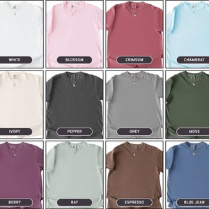 Puede incluir: Una colecci&oacute;n de doce camisetas de manga corta con cuello redondo dispuestas en una cuadr&iacute;cula, cada una en un color s&oacute;lido diferente: blanco, blossom, crimson, chambray, marfil, pepper, gris, moss, berry, bay, espresso y blue jean.