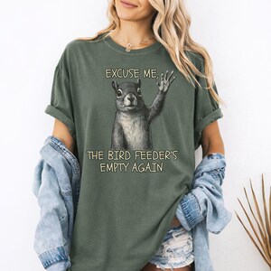 Funny Squirrel Shirt for Bird Lovers, Bird Feeders Empty Again Tee, Hummingbirds Feeder Gift, Bird Feeder T shirt, Retro Squirrel T-shirt immagine 5