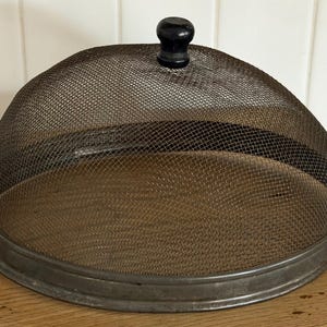 Antique British Wire Mesh Food Cover – Oval Cloche Fly Dome with Turned Wood Knob, Late Victorian / Edwardian Kitchenalia; Farmhousse Decor