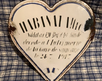 RARE Antique French White Heart Shaped Enamel Memorial Plaque for a WW1 Soldat (Soldier); Black Text & French Flags, Dated 1917 in SAINCAIZE