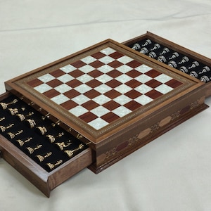 Juego de ajedrez de madera personalizado – Diseño de mosaico con piezas de metal y cajones giratorios – Un regalo elegante para los amantes del ajedrez