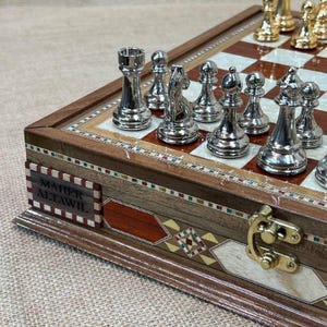 Juego de ajedrez y backgammon de madera personalizado con diseño de mosaico – Caja de almacenamiento para las piezas | Tablero de juego doble, regalo perfecto para amantes de los juegos