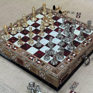 Luxuriöses Schachset aus Holz mit Mosaikmuster und Aufbewahrungsmöglichkeit – Handgefertigtes Design – Namensschild optional – Geschenk für Schachliebhaber