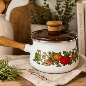 Levcoware Emaille-Fonduetopf mit Deckel aus den 1970er Jahren | Hergestellt in Japan | Vintage-Kochgeschirr aus weißem Emaille | Griff aus Teakholz | Küchendekor der Mitte des 20. Jahrhunderts