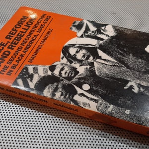Op de afbeelding: Een boek getiteld "Race, Reform and Rebellion: The Second Reconstruction in Black America, 1945-1982" door Manning Marable. De omslag toont een zwart-witfoto van een groep Afro-Amerikanen.