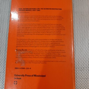 Op de afbeelding: Een rode boekomslag met de titel "Race, Reform and Rebellion: The Second Reconstruction in Black America, 1945-1982" door Manning Marable. De boekomslag bevat ook het ISBN-nummer 0-87805-225-9 en de uitgever University Press of Mississippi.