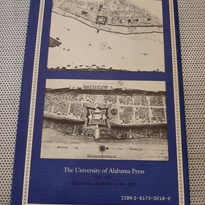 Peut inclure: Une couverture de livre bleue avec une bordure blanche et deux cartes en noir et blanc de La Mobile. Le titre du livre est "The University of Alabama Press" et l'ISBN est "0-8173-0218-2".