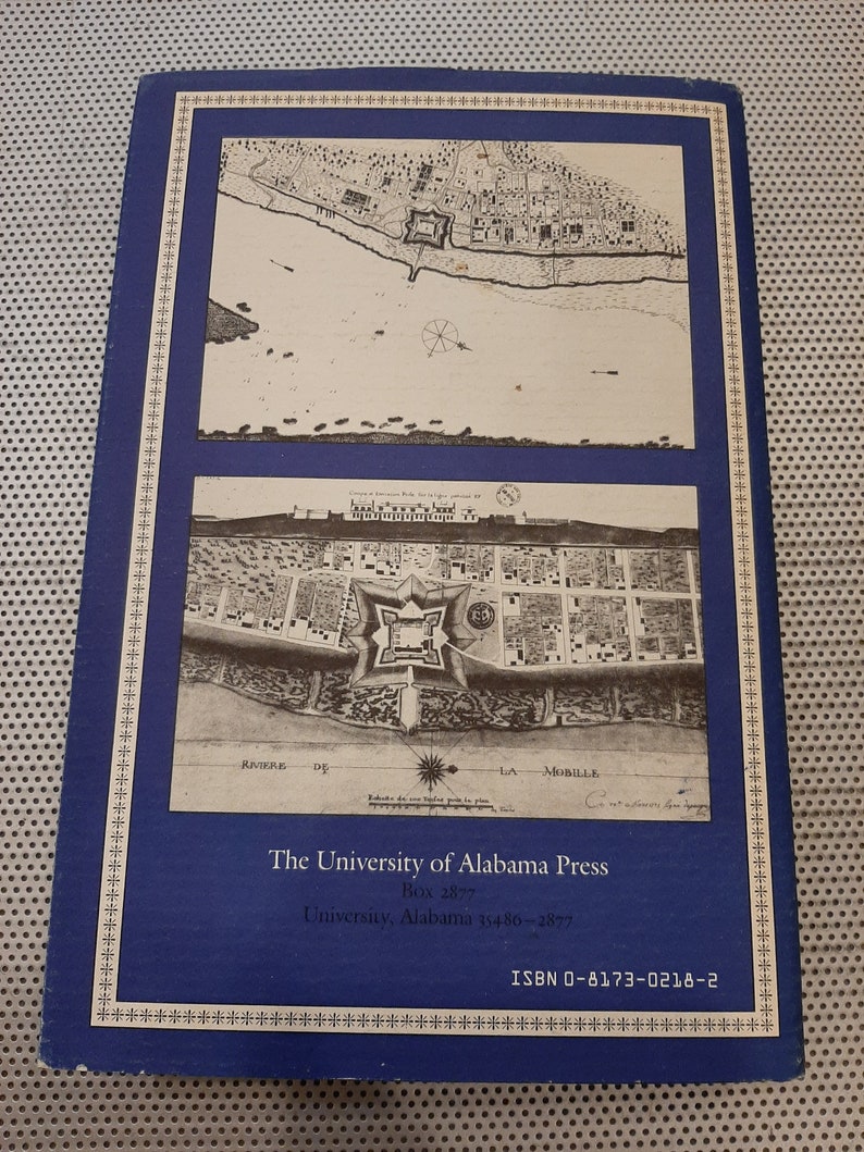 Peut inclure: Une couverture de livre bleue avec une bordure blanche et deux cartes en noir et blanc de La Mobile. Le titre du livre est "The University of Alabama Press" et l'ISBN est "0-8173-0218-2".