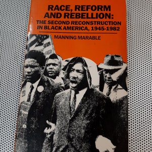 Op de afbeelding: Een boekomslag met een zwart-witfoto van een groep mensen. De titel van het boek is "Race, Reform and Rebellion: The Second Reconstruction in Black America, 1945-1982" door Manning Marable.
