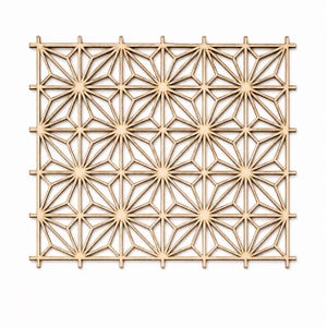 Peut inclure: Un panneau carré en bois présentant un motif géométrique répétitif en treillis. Le design se compose de formes étoilées interconnectées formées par de fines lattes de bois clair disposées selon une grille symétrique précise avec des espaces vides.