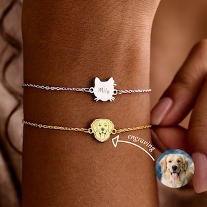 Könnte beinhalten: Zwei zarte Armbänder mit Tier-Anhängern. Eines ist silberfarben mit einem Katzen-Anhänger und dem Namen "Milo". Das andere ist goldfarben mit einem Hunde-Anhänger. Ein kleines Foto eines Hundes wird gezeigt.