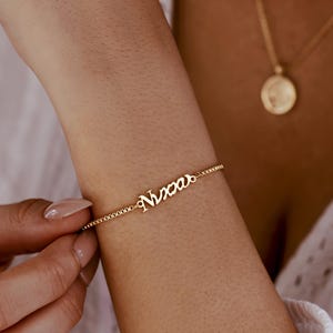 Personalisiertes griechisches Namensarmband - Benutzerdefinierter 18K Vergoldeter Schmuck, Einzigartiges Muttertagsgeschenk für Mama, Sinnvolles griechisches Namensarmband für Sie