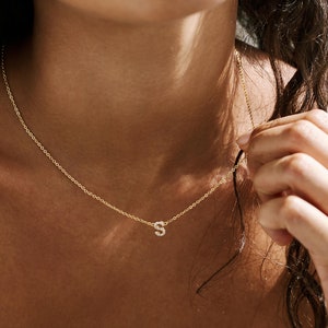 Collier initiale diamant minimaliste, collier lettre personnalisé en or, collier initiale pavé, bijoux personnalisés, cadeau de demoiselle d'honneur pour elle