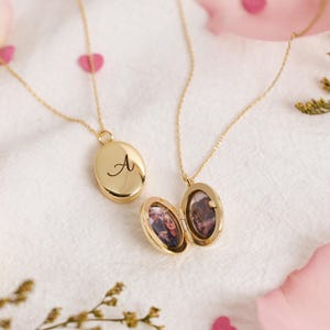 Custom Oval Photo Locket, Engraved Gold Memorial Necklace, Unique Personalized Anniversary Gift for Her, Gifts for Mom, Valentine's Day gift