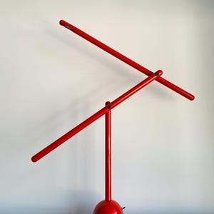 Rara lampada da tavolo vintage rossa &quot;Mira&quot; degli anni &#39;80, disegnata dall&#39;architetto Mario Arnaboldi per Programmaluce, Italia. Design minimalista postmoderno di metà secolo.