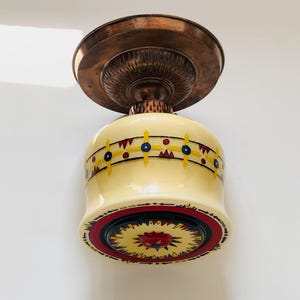 Lámpara de techo vintage de los años 50, estilo Pueblo Deco, de cristal opalino, fabricada en Alemania. Iluminación de diseño moderno de mediados de siglo con motivos ilustrativos pintados a mano.